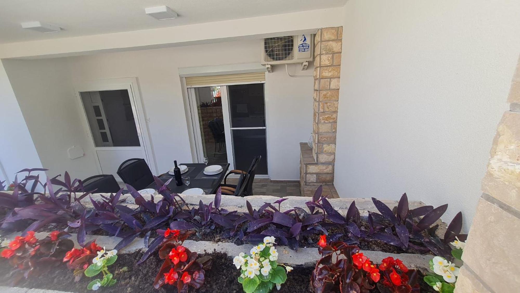 Apartman "Flower Garden" Ražanac Exteriör bild