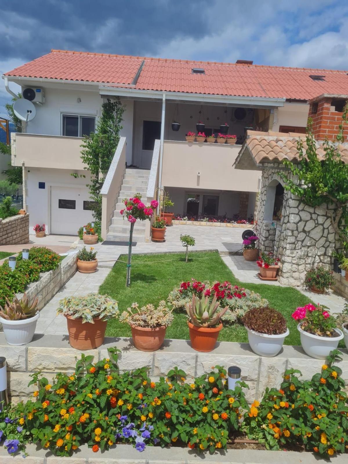 Apartman "Flower Garden" Ražanac Exteriör bild
